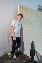 Lade das Bild in den Galerie-Viewer, Shirt "Stay Curious" - Milkyway White