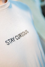 Lade das Bild in den Galerie-Viewer, Shirt "Stay Curious" - Milkyway White