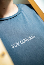 Lade das Bild in den Galerie-Viewer, Shirt &quot;Stay Curious&quot; - Moon Grey
