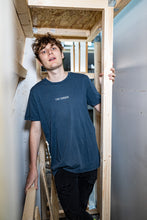 Lade das Bild in den Galerie-Viewer, Shirt "Stay Curious" - Moon Grey