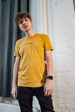 Lade das Bild in den Galerie-Viewer, Shirt &quot;Stay Curious&quot; - Sunny Yellow
