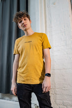 Lade das Bild in den Galerie-Viewer, Shirt "Stay Curious" - Sunny Yellow