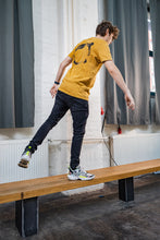 Lade das Bild in den Galerie-Viewer, Shirt "Stay Curious" - Sunny Yellow