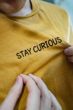 Lade das Bild in den Galerie-Viewer, Shirt "Stay Curious" - Sunny Yellow