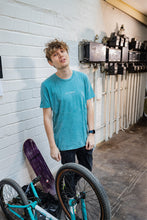 Lade das Bild in den Galerie-Viewer, Shirt "Stay Curious" - Universe Cyan