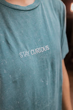 Lade das Bild in den Galerie-Viewer, Shirt "Stay Curious" - Universe Cyan