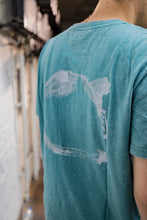 Lade das Bild in den Galerie-Viewer, Shirt "Stay Curious" - Universe Cyan