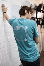 Lade das Bild in den Galerie-Viewer, Shirt "Stay Curious" - Universe Cyan