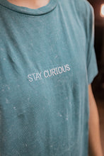 Lade das Bild in den Galerie-Viewer, Shirt &quot;Stay Curious&quot; - Universe Cyan
